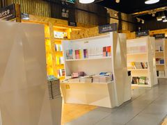 -新华里咖啡书吧(新华书店小寨店)