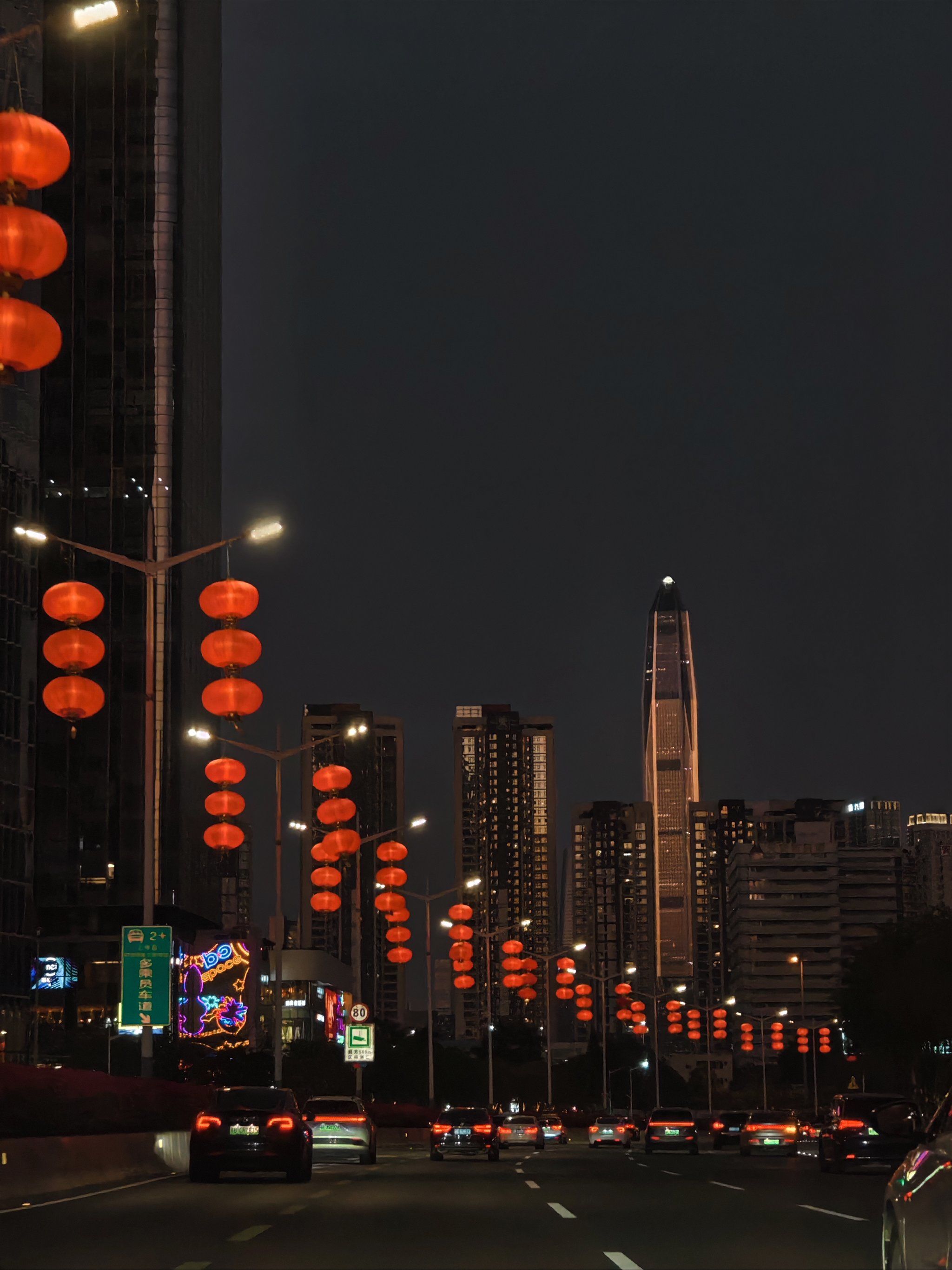 深圳开夜车喜欢眼前夜幕下的高楼
