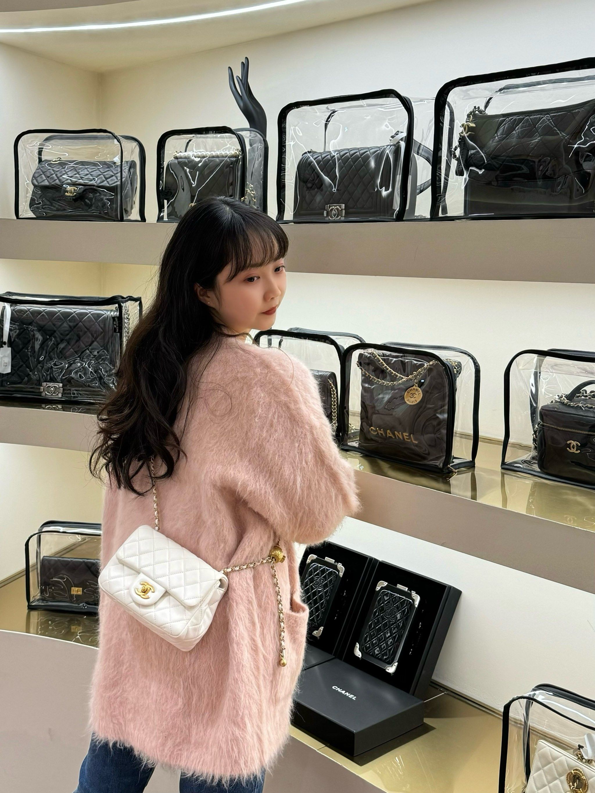 主打一个不听劝👝就偏爱 chanel白色小金球