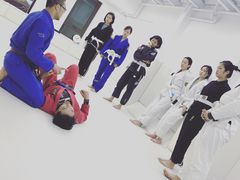 -菠萝格斗巴西柔术训练馆