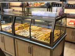 面包甜点陈列柜-玛尔哈巴·塔塔尔糕点(华侨小区店)