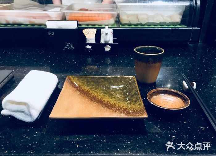 万岛日本料理铁板烧(静安店)餐具陈列图片