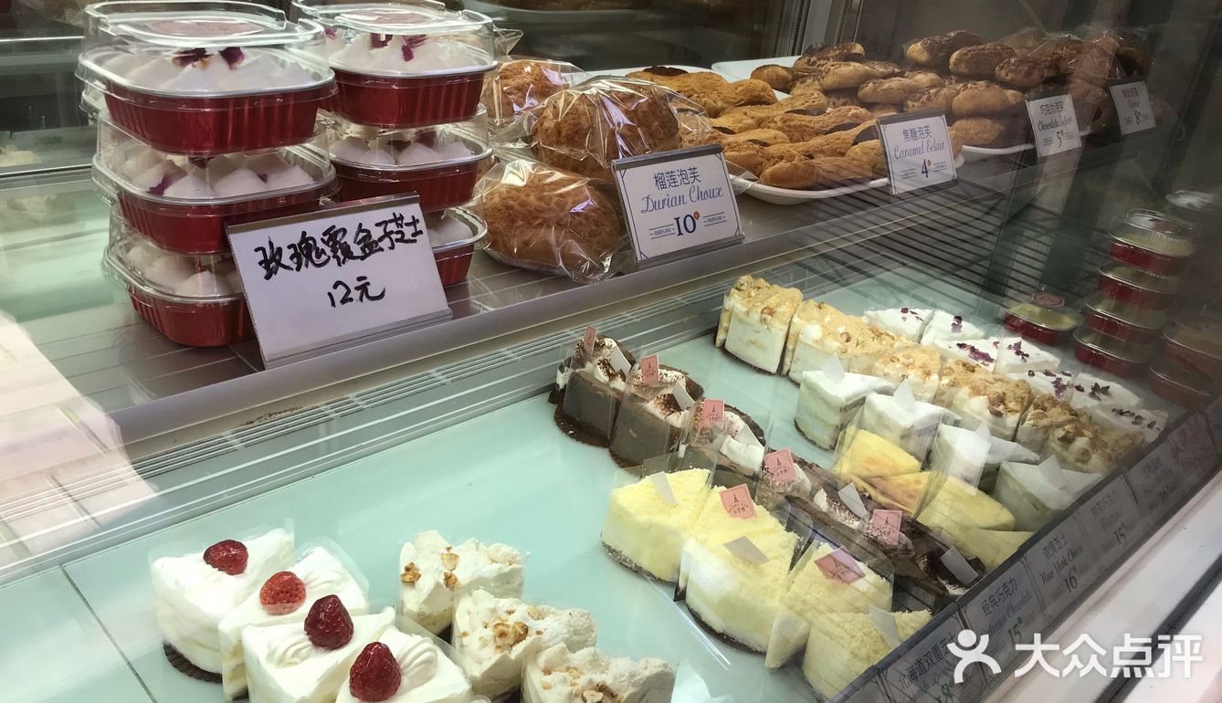 一会会时间来了好几拨人。甜点都用纸盒装着