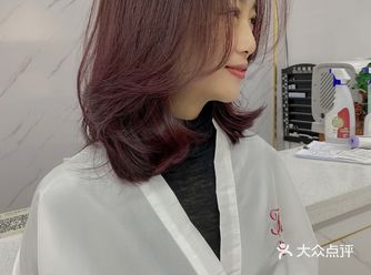 今天来分享一款最近流行的减龄发型，适合圆脸长脸的小姐