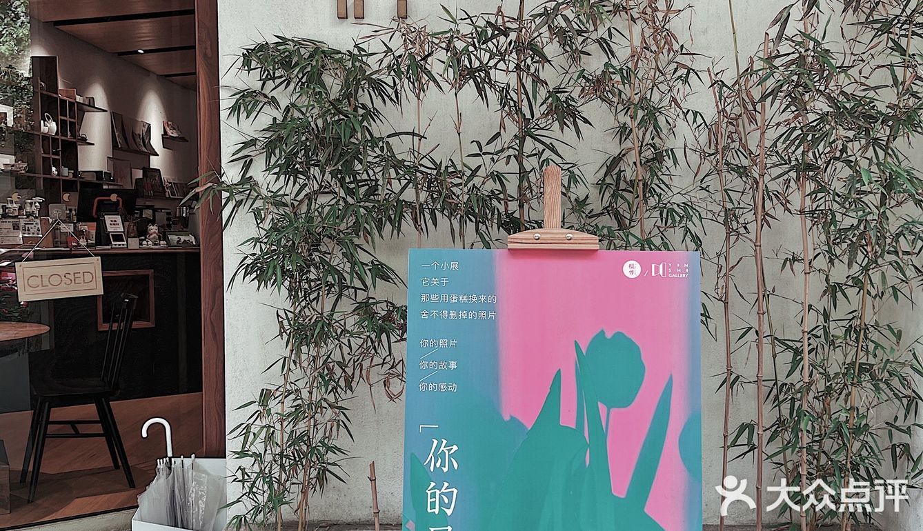 小亚：周末陪我去看一个展吧。导哥：… …