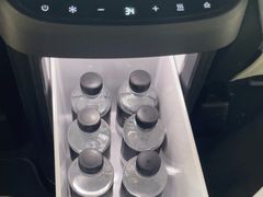 -小鹏汽车(上海静安大融城店)