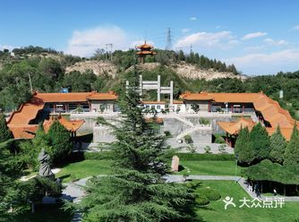 只能步行上山。入公园的门仅限一辆2米左右车的宽度