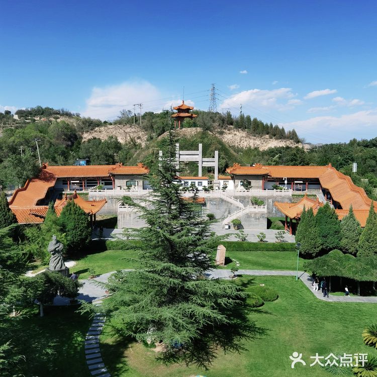 只能步行上山。入公园的门仅限一辆2米左右车的宽度