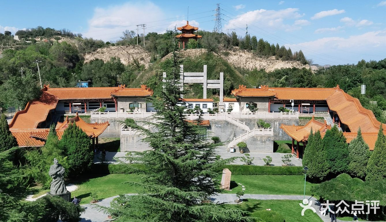 只能步行上山。入公园的门仅限一辆2米左右车的宽度