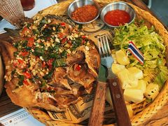 泰国火车市场炸鱼-TamTam