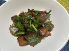 烟熏蒜香腊肉-隆源山寨土菜馆