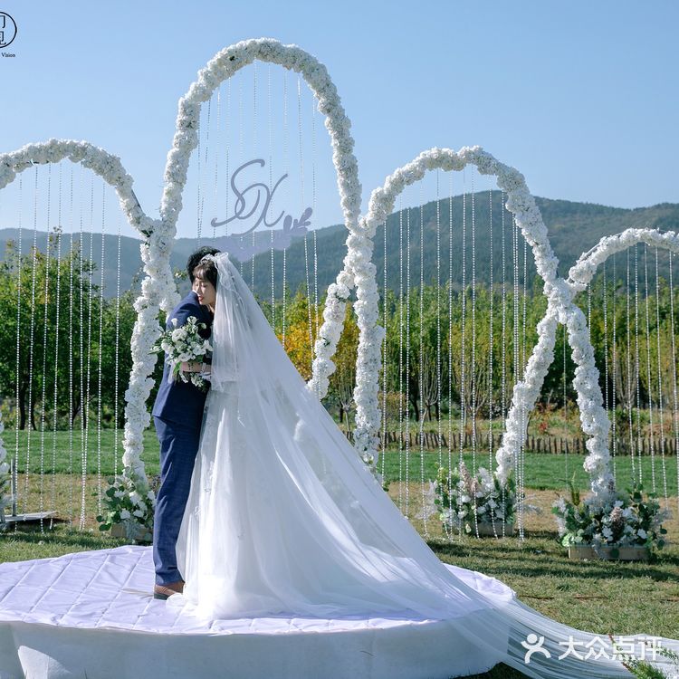济南婚礼-蓝天白云青草地的婚礼现场