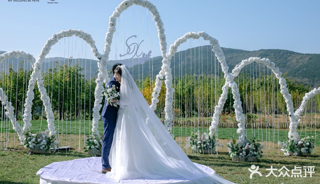 济南婚礼-蓝天白云青草地的婚礼现场