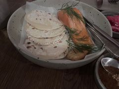 烟熏三文鱼配烤饺子皮和芥末籽酱-BOR Eatery(安福路店)