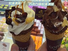 椰林凤情巧克力软冰淇淋-GODIVA(海岸城店)