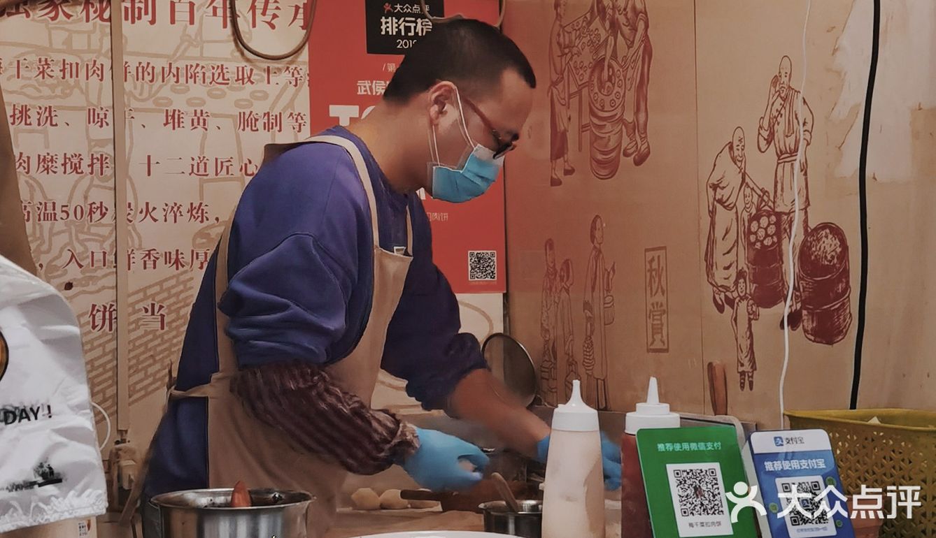 郭家桥附近一家夫妻经营的迷你小店