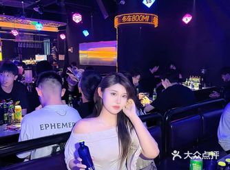 很有氛围感!而且音乐都很嗨! 人很多!在中街很热闹