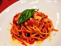 经典意大利细面配蒜味番茄酱-WOLFGANG PUCK KITCHEN & BAR(迪士尼小镇店)