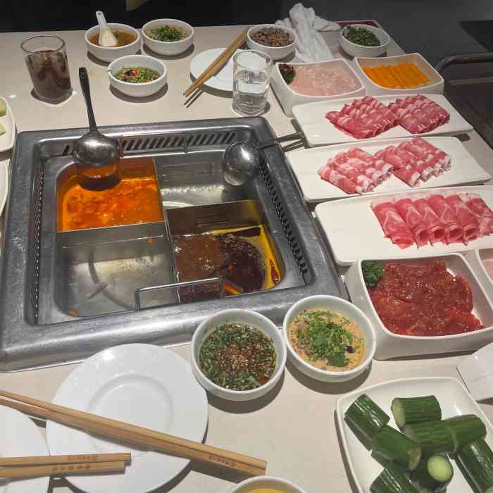 海底捞火锅(勒泰店)-"海底捞现在算是餐饮业服务的风向标吗?去过.