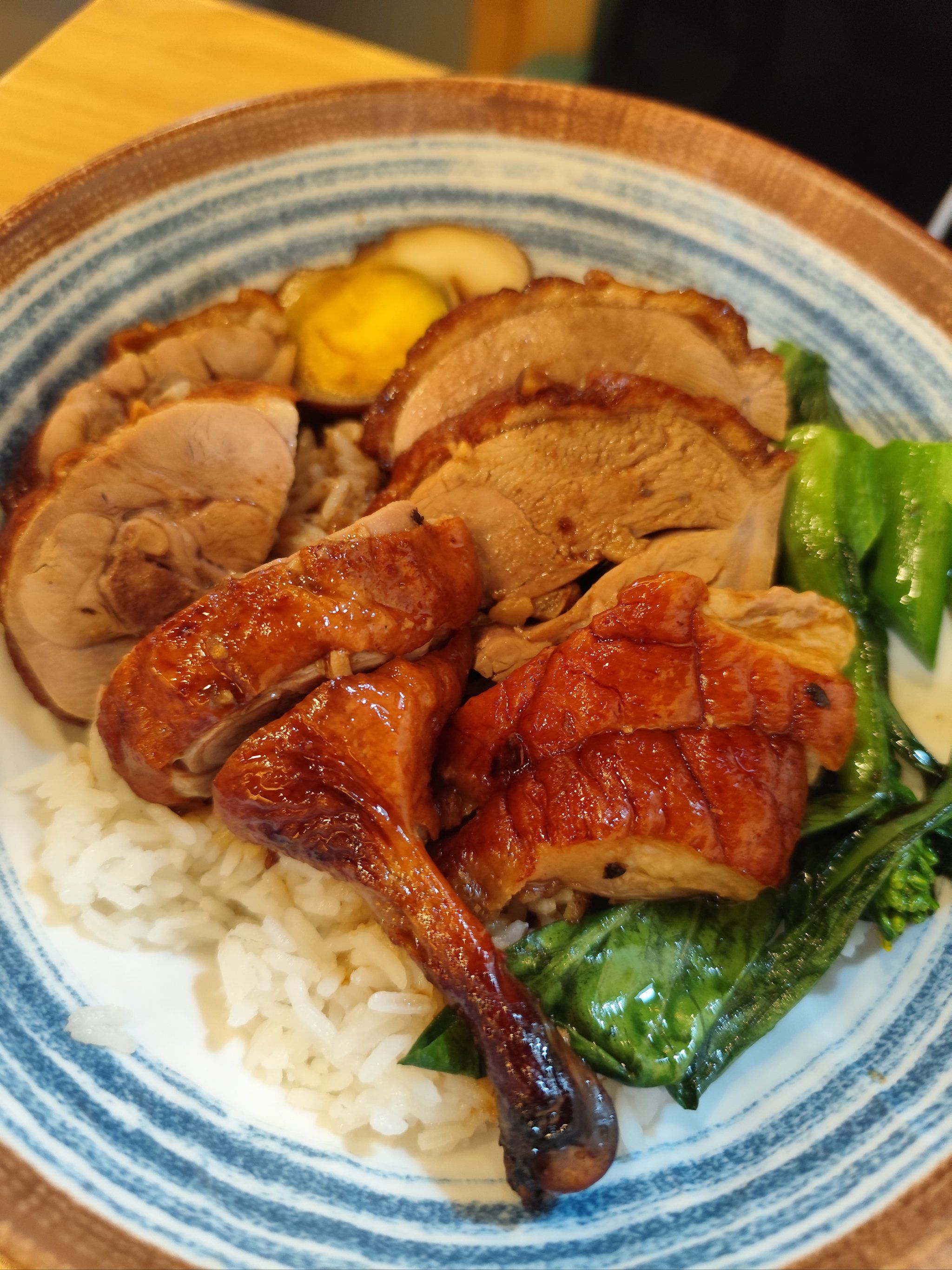 我分别点了烧鸭饭,黑椒鸡扒饭,普洱和红茶