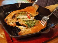 傣族香茅草烤罗非鱼-雀舞云南菜(天津天河城购物中心店)