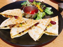 牛肉馅饼配迷你沙拉-HELLO 27 意面·沙拉·帕尼尼