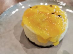 柠檬芝士蛋糕配芒果百香果酱-Wagas沃歌斯(大学路店)