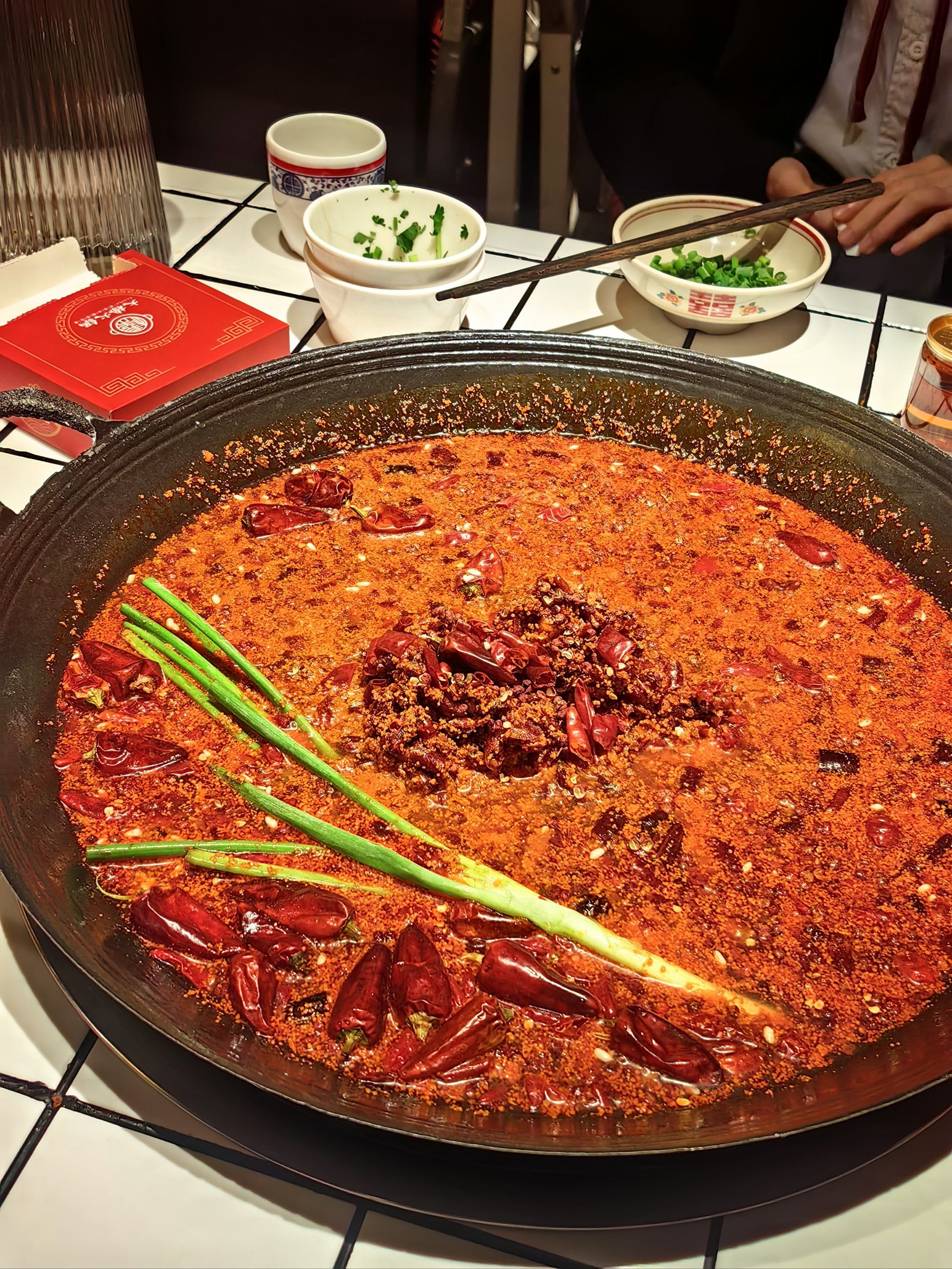 今天尝鲜火锅,辣到飞起!