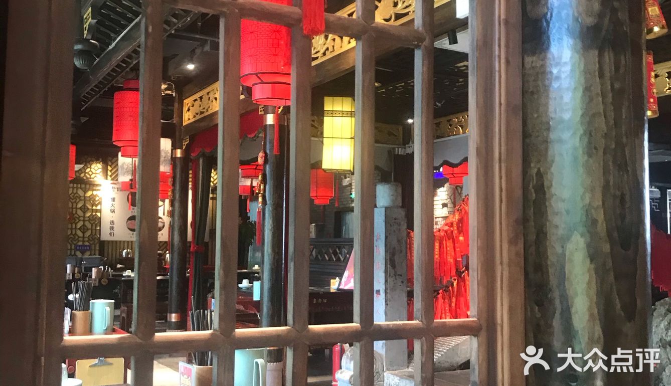 店面中等，但风格满满的川味风，也还比较窗明几净