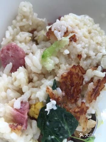 平铺在米上，用煮饭模式，待水滚不再冒泡泡时打入鸡蛋