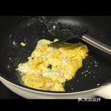 皆都看着他，然而这一刻的天谕神朝皇朝