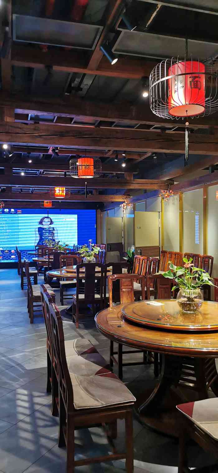 [薄荷]环境: 一家有代表特色地方性的饭店,门口不大,里面装修低调奢华