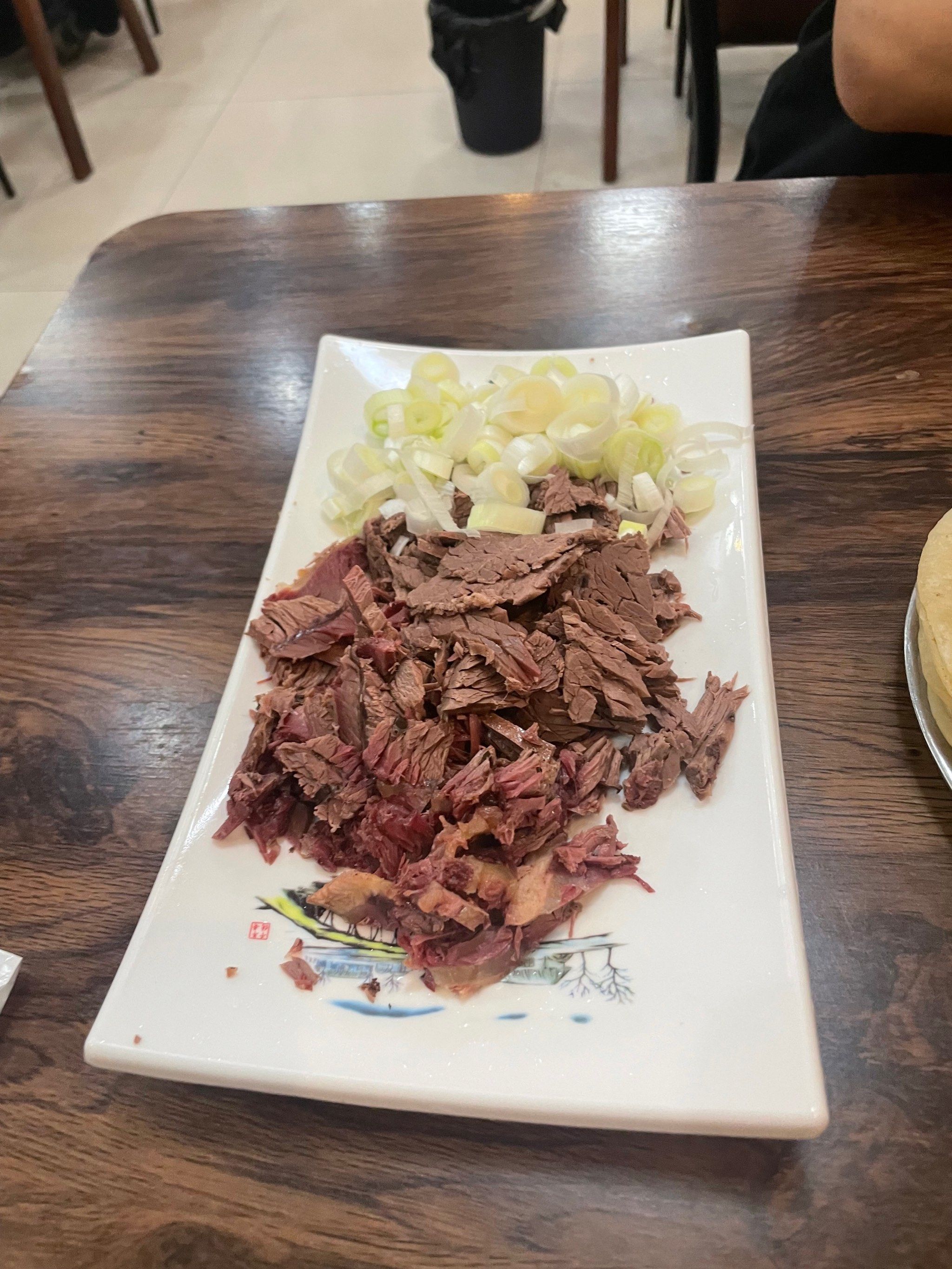 晚上9点多下了高铁就直奔这里了,来吃长治特色:驴肉甩饼和汆汤.