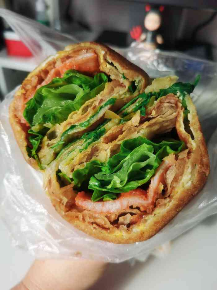 买煎饼的一条队伍,买豆腐花的另一条队伍 「煎果饼子」 生菜 里脊 最