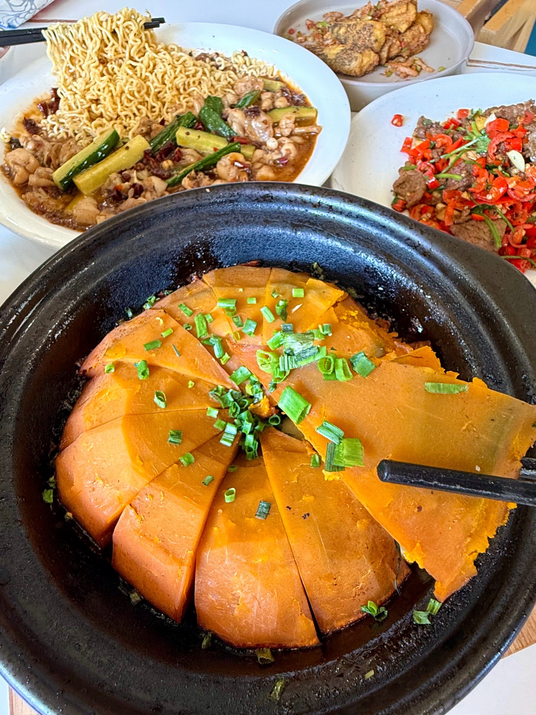 南瓜煲巨粉糯,奶香十足,轻轻一夹就会酥掉