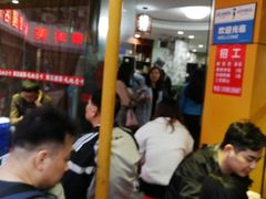 等位区-濠轩阁特色生蚝火锅(水湾路店)