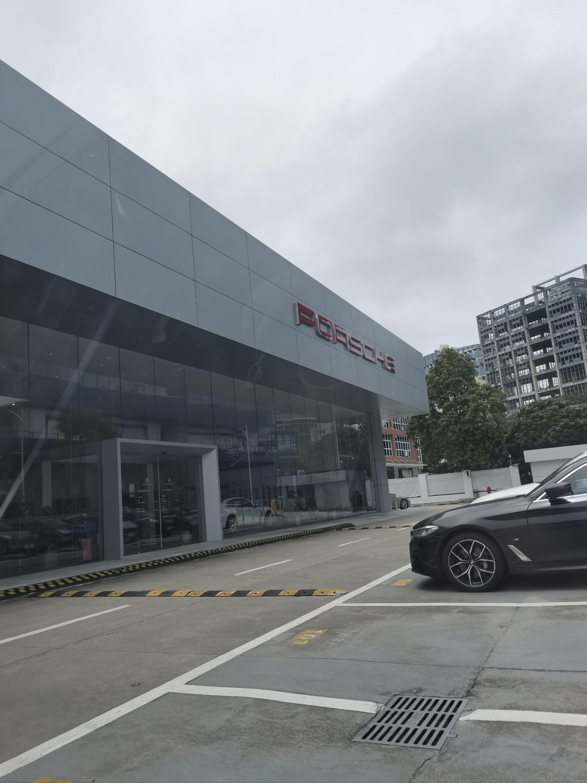 南山保时捷中心,车的款式很多