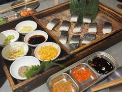 -围炉肉舍•炭烤活鳗•丹东海鲜烤肉(步行街店)