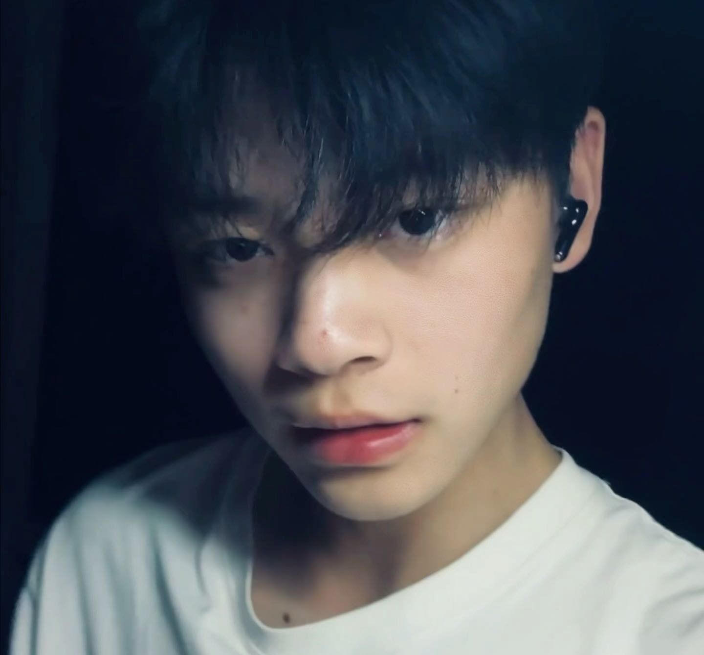 甜笑黑发男孩