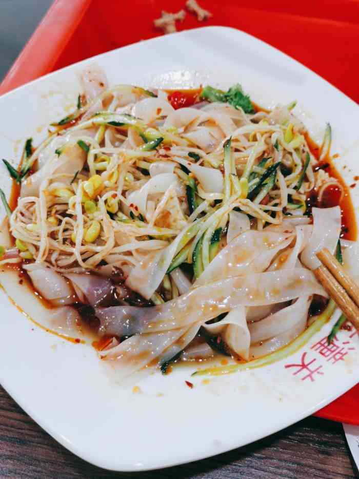 老潼关凉皮-"虽然名字是老潼关凉皮,但是没有吃凉皮点.