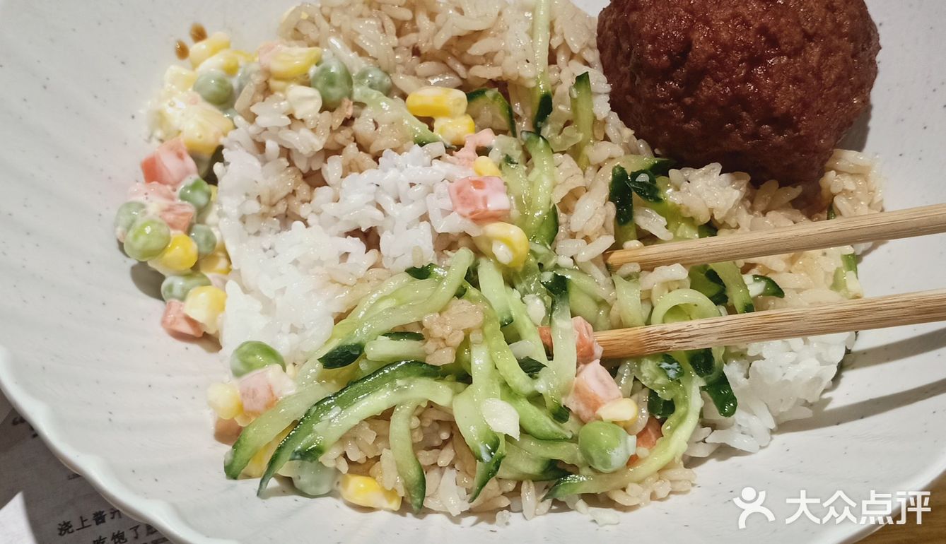 干净整齐，菜品少而精，一个狮子头，黄瓜、沙拉爽口