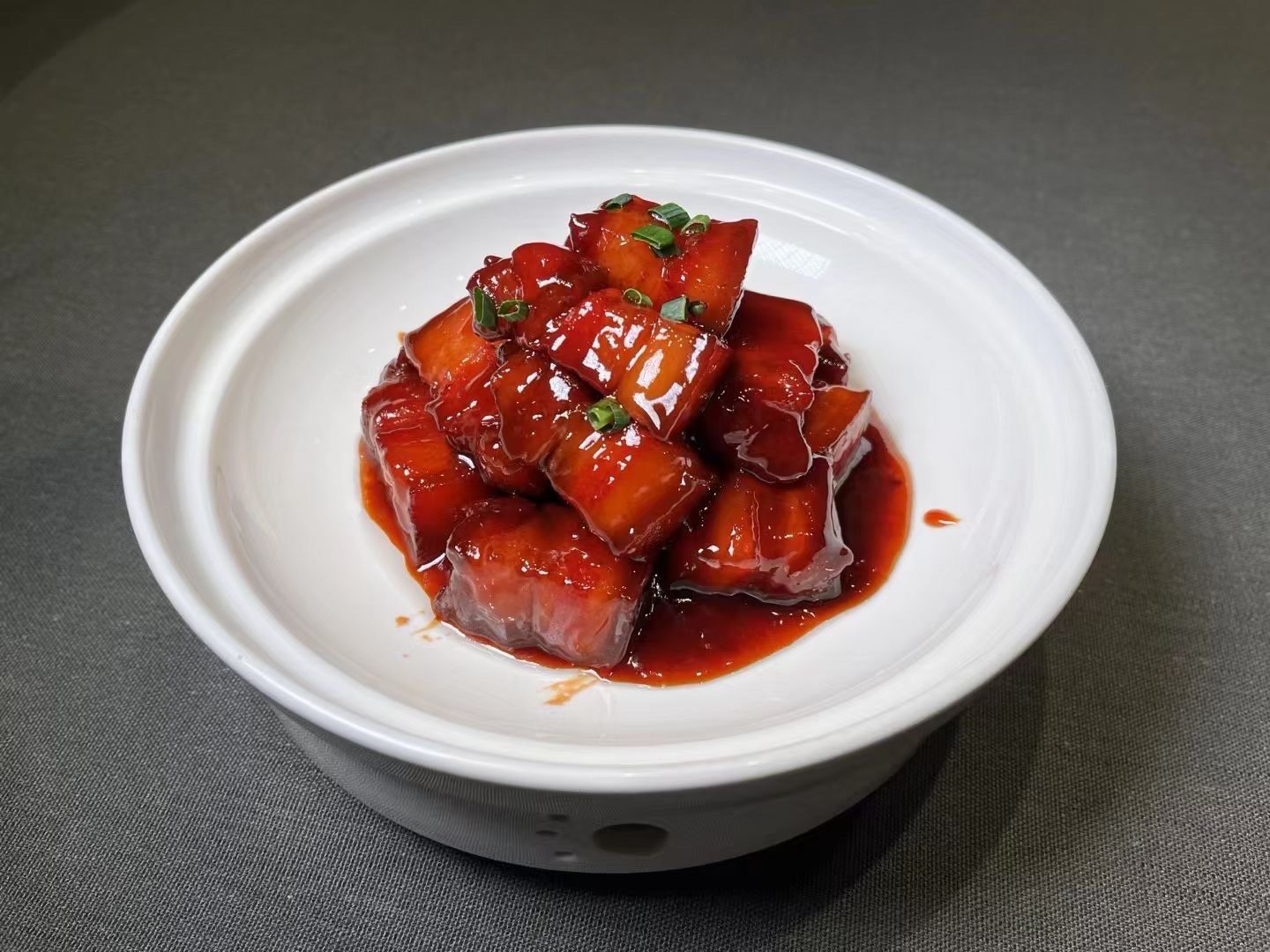 n
红烧肉源于我国南北朝时期,历经唐,宋,元,明,清五个朝代的传承