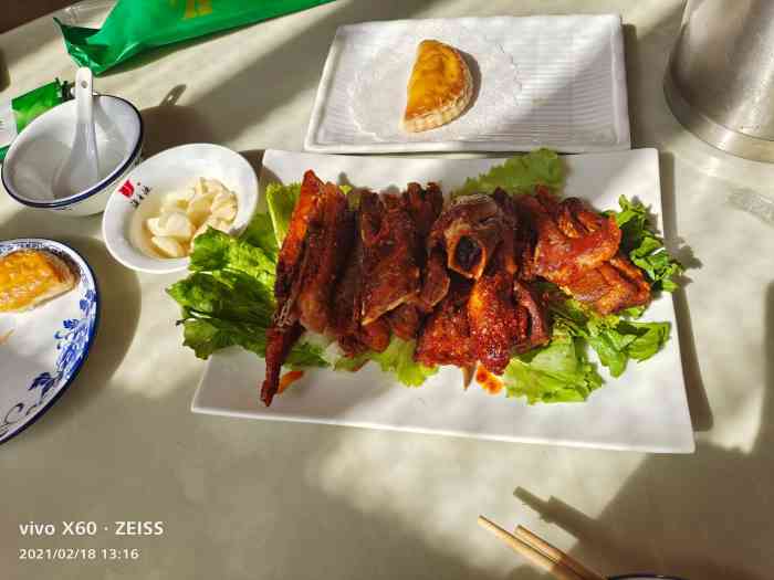 溢香源茶餐厅[薄荷]环境:门口很大气,里边环境还可.