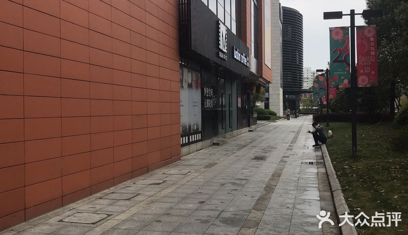 樱花咖啡就没那么爱了… 可能冰的会好喝点吧…