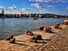 -多瑙河畔鞋履雕塑