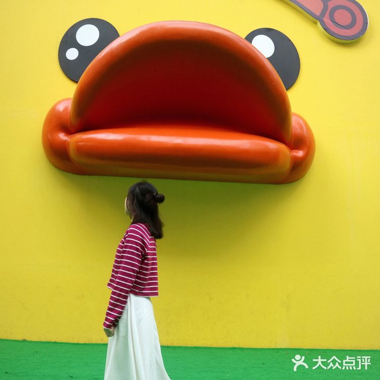 纪念碑谷彩虹墙 进门左手直接就能看到