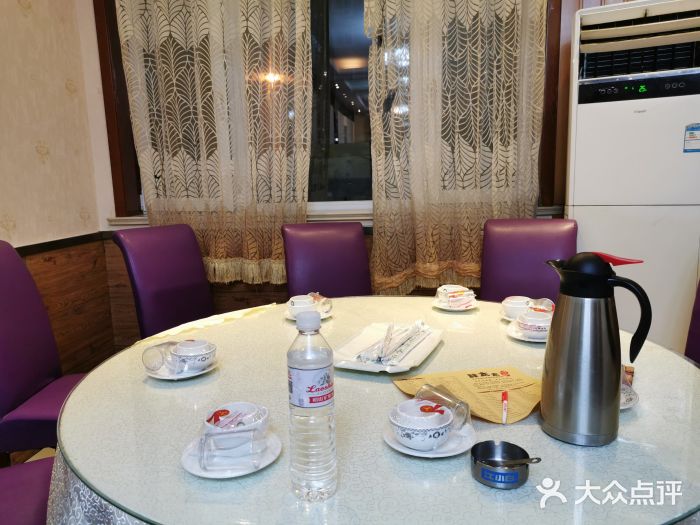 胖太太四川麻辣排骨串(镇江路分店)包厢图片