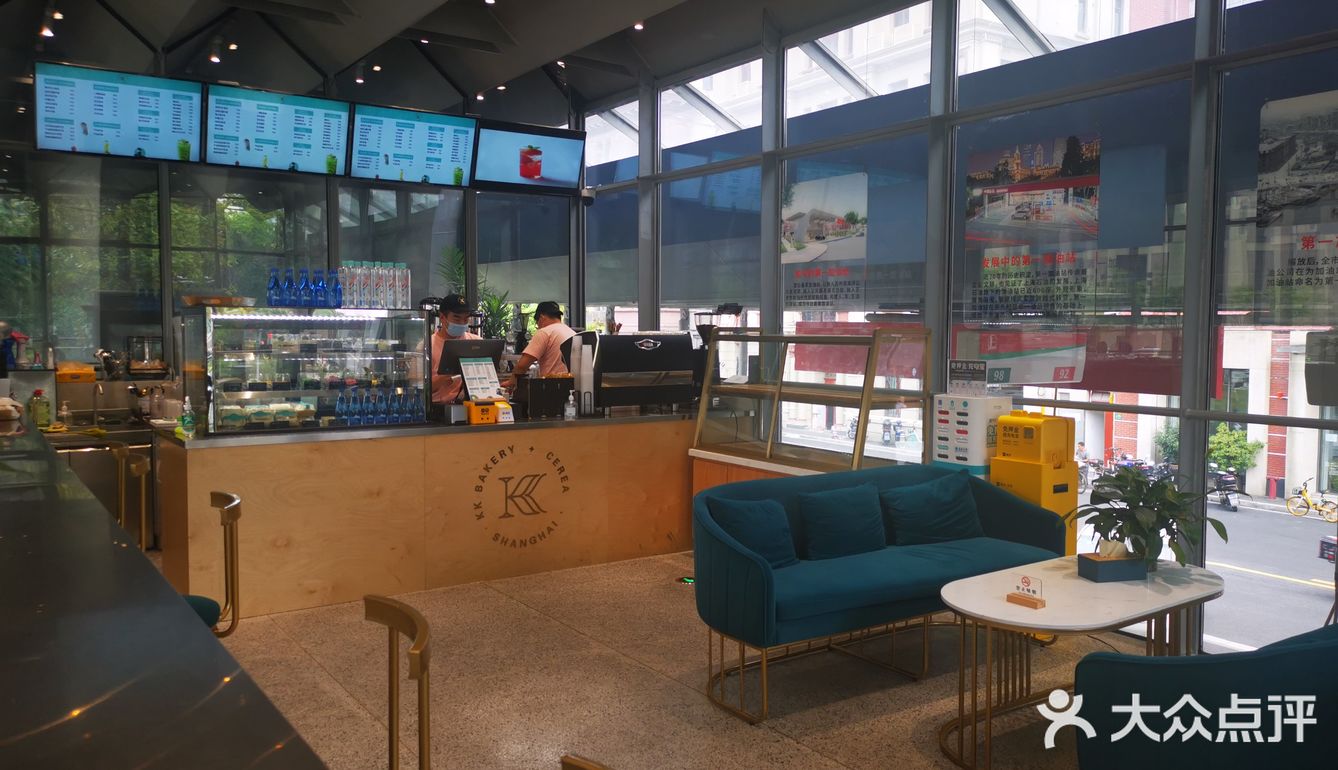 心仪已久，在苏州河边午餐，餐后散步時眺望咖啡馆二楼