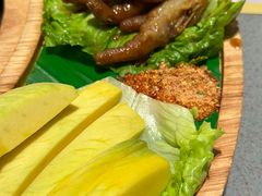 粘辣椒料的芒果-椰小鸡·琼州糟粕醋·火锅(美兰缤纷城店)