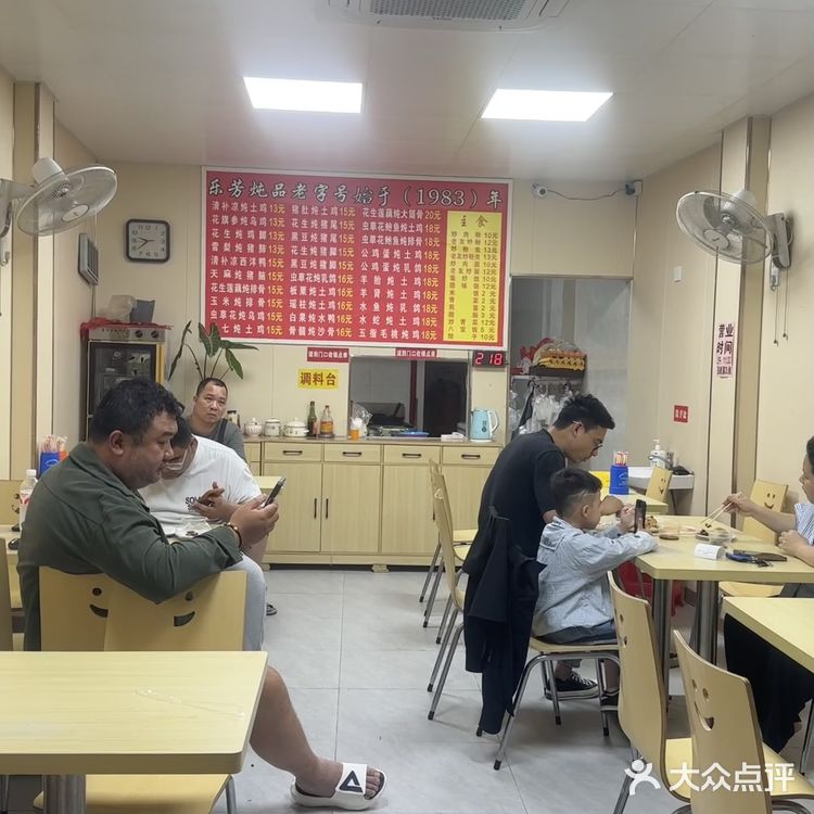 在南宁本地人都爱这么吃的老牌炖盅……



